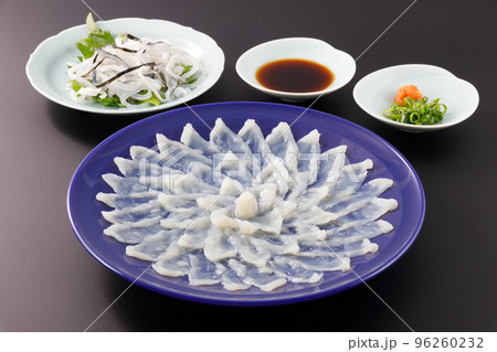 黒背景の菊盛りふぐ刺し皮湯引き付 96260232