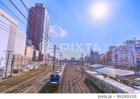 日本の横浜都市景観 鶴見駅前のタワーマンションなどを望む 日本の横浜都市景観 鶴見駅前のタワーマンションなどを望む 96260330
