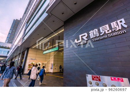 日本の横浜都市景観　鶴見駅などを望む 96260697