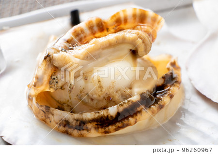 焼きホタテ(殻付き帆立貝焼き)。 焼きホタテ(殻付き帆立貝焼き)。 96260967
