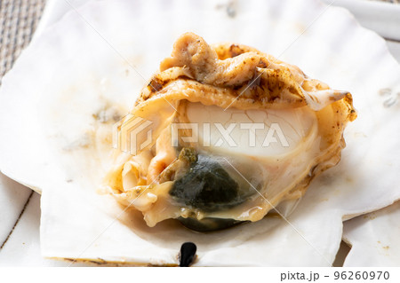 焼きホタテ(殻付き帆立貝焼き)。 96260970