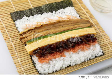 巻き寿司作り 巻き寿司作り 96261069