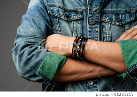 bracelets on the wrist 96261315