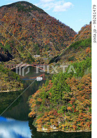 富山県南砺市庄川峡紅葉風景 96261479