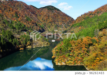 富山県南砺市庄川峡紅葉風景 96261483