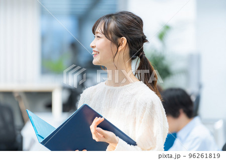 オフィスで働くビジネスマン 96261819