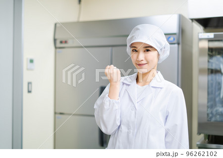 若い女性の調理師（ガッツポーズ） 96262102