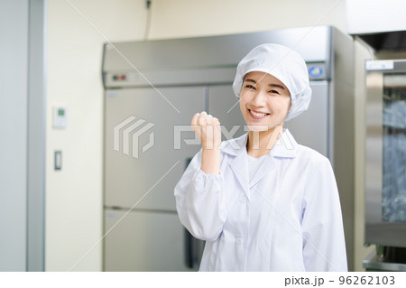 若い女性の調理師(ガッツポーズ) 若い女性の調理師(ガッツポーズ) 96262103
