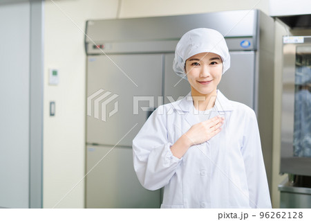 若い女性の調理師（安心） 96262128