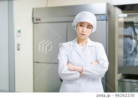 若い女性の調理師(腕組み、悩む、困る) 若い女性の調理師(腕組み、悩む、困る) 96262230