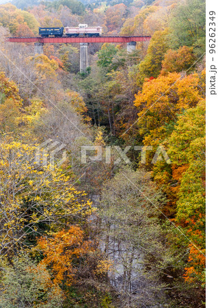 北海道芦別市、旧三井芦別鉄道炭山川橋梁の紅葉【10月】 北海道芦別市、旧三井芦別鉄道炭山川橋梁の紅葉【10月】 96262349