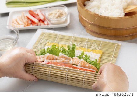 玉子巻き寿司を作る 玉子巻き寿司を作る 96262571