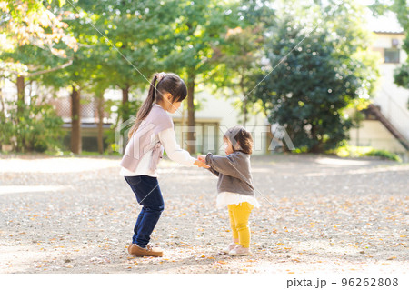 仲良く遊ぶ姉妹 仲良く遊ぶ姉妹 96262808