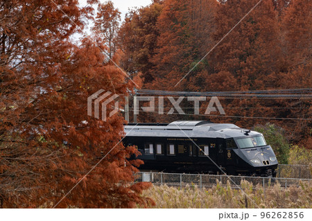 紅葉の林を抜けるJR九州787系観光列車「36ぷらす3」 紅葉の林を抜けるJR九州787系観光列車「36ぷらす3」 96262856