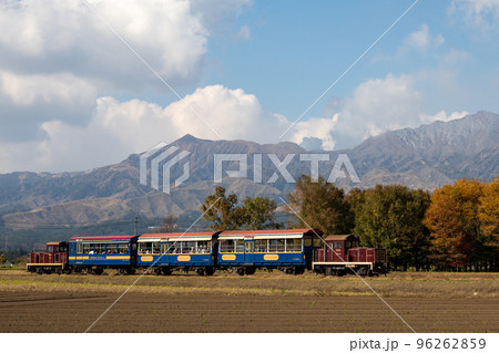 阿蘇山をバックに走る南阿蘇鉄道トロッコ列車 96262859
