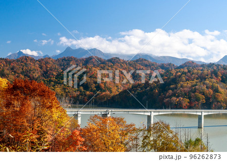 北海道夕張市、紅葉のシューパロ湖と前岳【10月】 北海道夕張市、紅葉のシューパロ湖と前岳【10月】 96262873