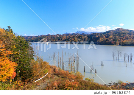 北海道夕張市、紅葉のシューパロ湖と前岳【10月】 96262874