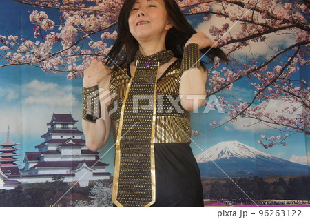 桜の花の前で記念撮影をする女性 桜の花の前で記念撮影をする女性 96263122