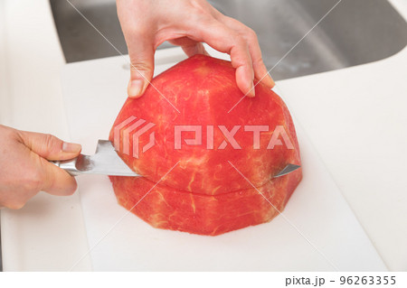 【ミドル主婦がカットスイカを作る】 96263355