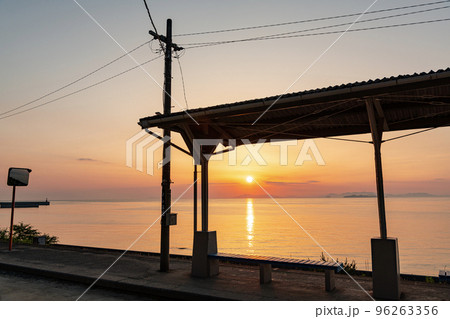 愛媛県伊予市　夕焼に染まる絶景スポットJR下灘駅（2022年撮影） 96263356