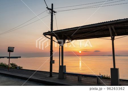 愛媛県伊予市　夕焼に染まる絶景スポットJR下灘駅（2022年撮影） 96263362