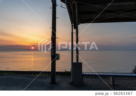 愛媛県伊予市　夕焼に染まる絶景スポットJR下灘駅（2022年撮影） 96263367