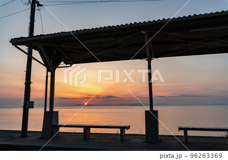 愛媛県伊予市　夕焼に染まる絶景スポットJR下灘駅（2022年撮影） 96263369