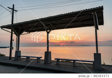 愛媛県伊予市　夕焼に染まる絶景スポットJR下灘駅（2022年撮影） 96263371