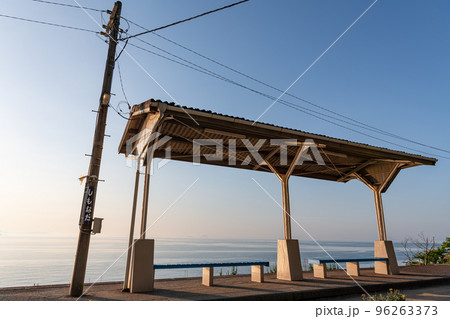 愛媛県伊予市 夕焼に染まる絶景スポットJR下灘駅(2022年撮影) 愛媛県伊予市 夕焼に染まる絶景スポットJR下灘駅(2022年撮影) 96263373
