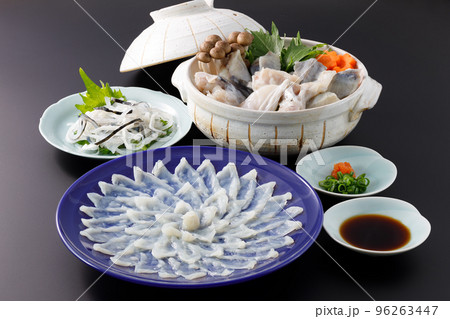 黒背景のふぐ料理 96263447