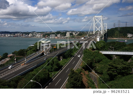 関門海峡と関門橋 96263521
