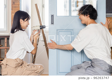 カップル　DIY　リノベーション　リフォーム 96263747