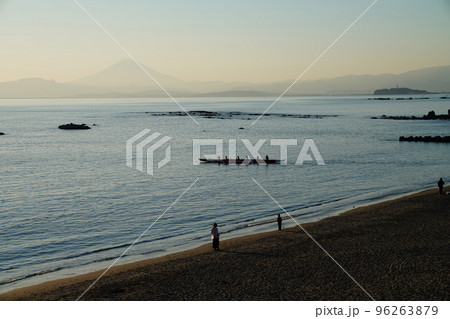 相模湾から見る富士山：遠景 96263879