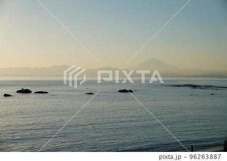 相模湾から見る富士山：遠景 96263887
