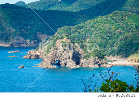 ぞうさん岩　天草諸島の妙見浦海岸（熊本県天草市） 96263925