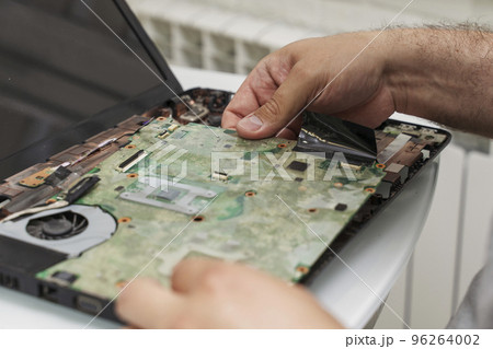 master opens laptop for repair 96264002