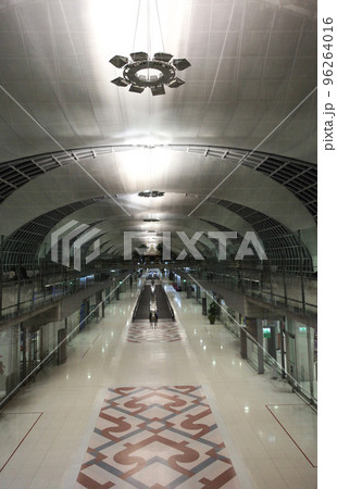 巨大な曲面壁を支えるフレーム構造の空港ターミナル 96264016