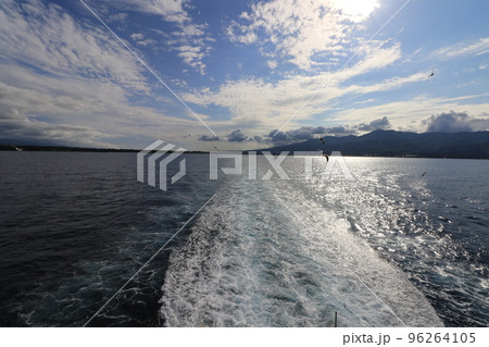 【佐渡汽船】カーフェリーより伸びる航跡 【佐渡汽船】カーフェリーより伸びる航跡 96264105