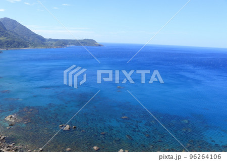 【佐渡島】跳坂の断崖絶壁より日本海を望む絶景 【佐渡島】跳坂の断崖絶壁より日本海を望む絶景 96264106