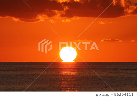 【佐渡島】真野湾の水平線に接する夕日 【佐渡島】真野湾の水平線に接する夕日 96264111