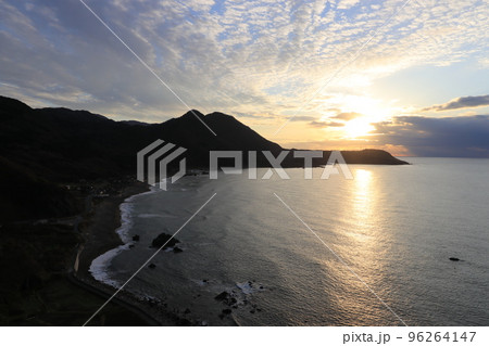 【佐渡島】跳坂から岩屋口集落を望む絶景 96264147