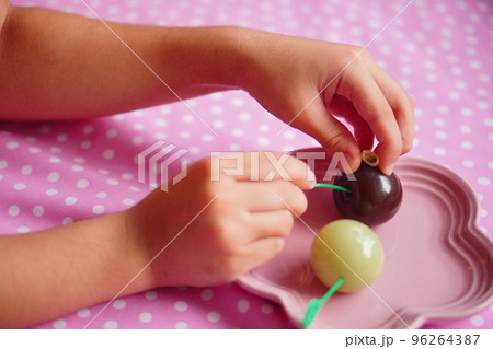 丸い羊羹にピックを刺しているところ 丸い羊羹にピックを刺しているところ 96264387