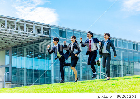 青空のしたで並ぶビジネスウーマンとビジネスマン 96265201