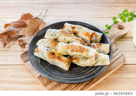 サツマイモ餡の包み焼き 96265663