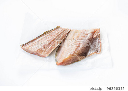 解凍したホッケ 96266335