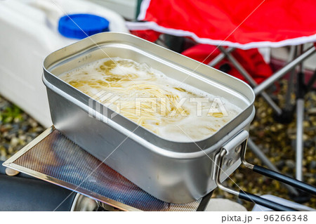 メスティンで麺を茹でる 96266348