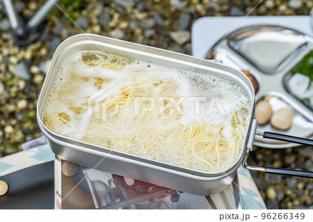メスティンで麺を茹でる メスティンで麺を茹でる 96266349