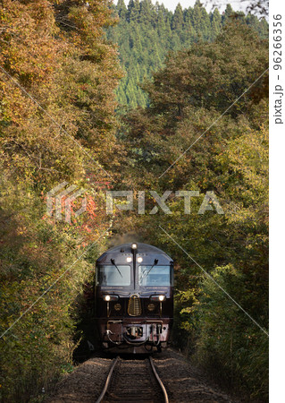 紅葉の中を走るDF200「ななつ星in九州」 96266356