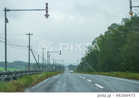 真っすぐな道路の両端に立つ矢羽根 96266475