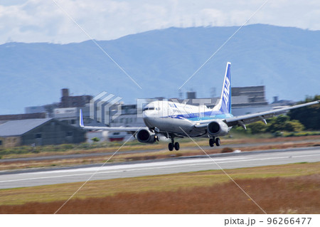 着陸する飛行機 96266477